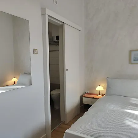 Alojamento de Acomodação e Pequeno-almoço Cattinara 3*